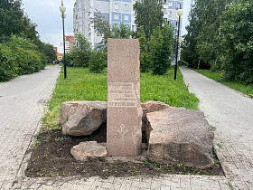 В Индустриальном районе Барнаула ведутся работы по переносу памятного камня 