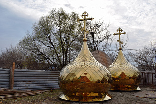 На храм Архангела Михаила в Новосиликатном подняли купола