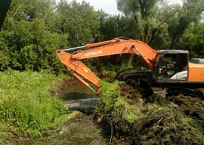В селе Власиха расчистили русло естественного стока для талых вод