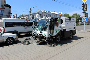 Барнаульские тротуары очищают от пыли и мусора с помощью современной спецтехники