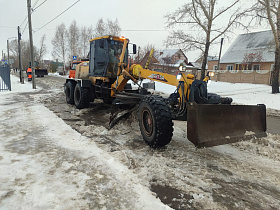 В Барнауле ведется противогололедная обработка и очистка от снега дорог, тротуаров и общественных территорий