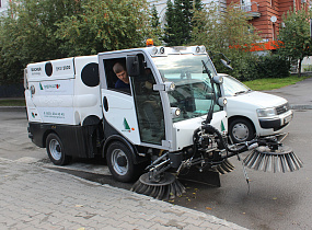 Коммунальная спецтехника очищает от пыли городские автомагистрали и тротуары