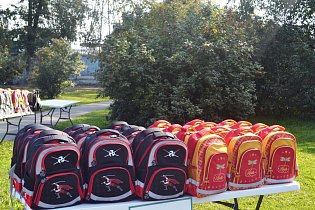 Подарки к 1 сентября получили первоклассники из малообеспеченных семей