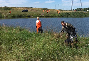 В Барнауле бойцы экологических отрядов очистили от мусора берег реки Ляпиха