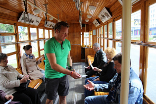 Ведущий программы «Поедем, поедим!» Джон Уоррен проехал по улицам Барнаула в салоне экскурсионного трамвая «Пятерочка»