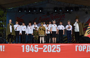 В сквере имени Германа Титова идет праздничная программа, посвященная 80-й годовщине Победы в Великой Отечественной войне 1941-1945 гг.