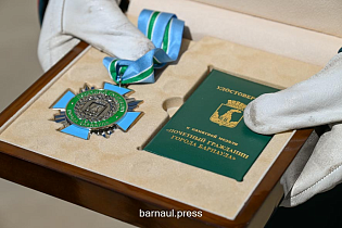 Участникам Великой Отечественной войны продолжают вручать памятные медали «Почетный гражданин города»