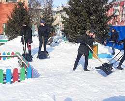 «Снежный штурм»: барнаульские волонтеры помогли расчистить от снега территории детских садов