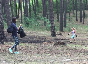 Почти 70 мешков мусора собрали участники культурного субботника в ленточном бору у Барнаула