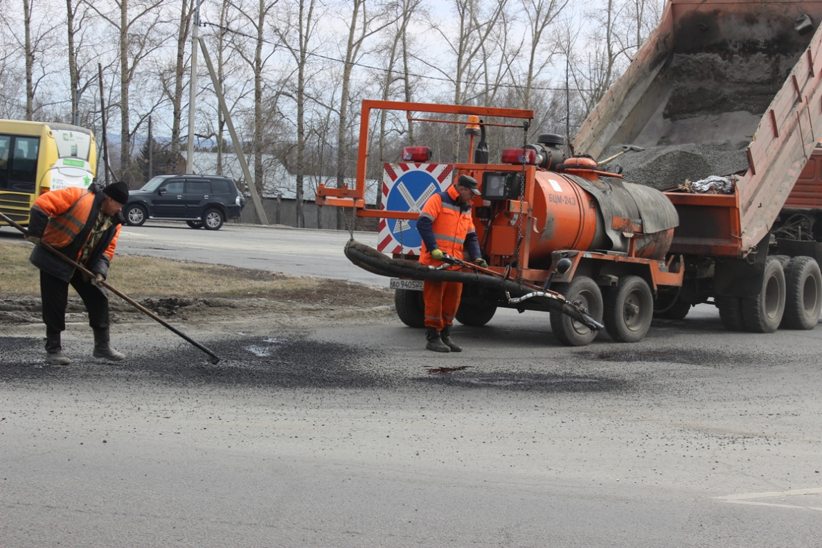 В Барнауле ремонтируют трамвайные переезды струйно-инъекционным методом