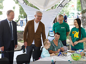 Губернатор Виктор Томенко посетил семейный гастрономический фестиваль «Алтайские бренды. Из сердца Алтая»