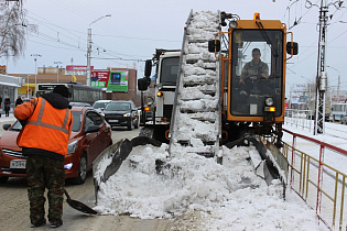 102 единицы снегоуборочной техники работали на улицах Барнаула ночью 27 ноября