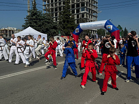 В Барнауле на площади Сахарова прошел спортивный праздник, посвященный Дню России
