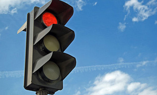 На пересечении Змеиногорского тракта и выезда с ул.Ляпидевского заработал светофор