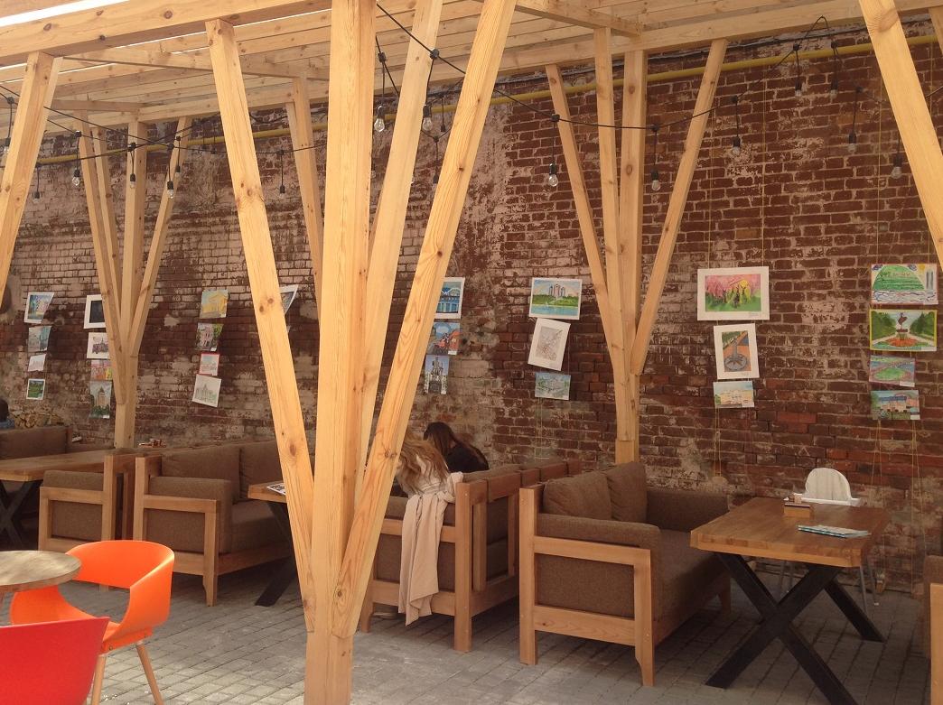 В историческом центре города работает выставка детских рисунков о Барнауле