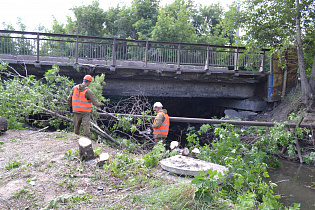 На улице Матросова в районе моста через Пивоварку проводятся подготовительные работы