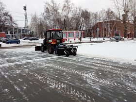 Снегоуборочная техника на улицах Барнаула 27 ноября