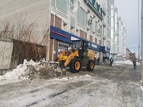 Предприятия промышленности и потребительского рынка Барнаула очищают прилегающую территорию от снега и наледи