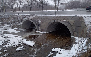 Водопропускное устройство на пересечении Павловского тракта и Просторной в Барнауле справляется с потоком талых вод