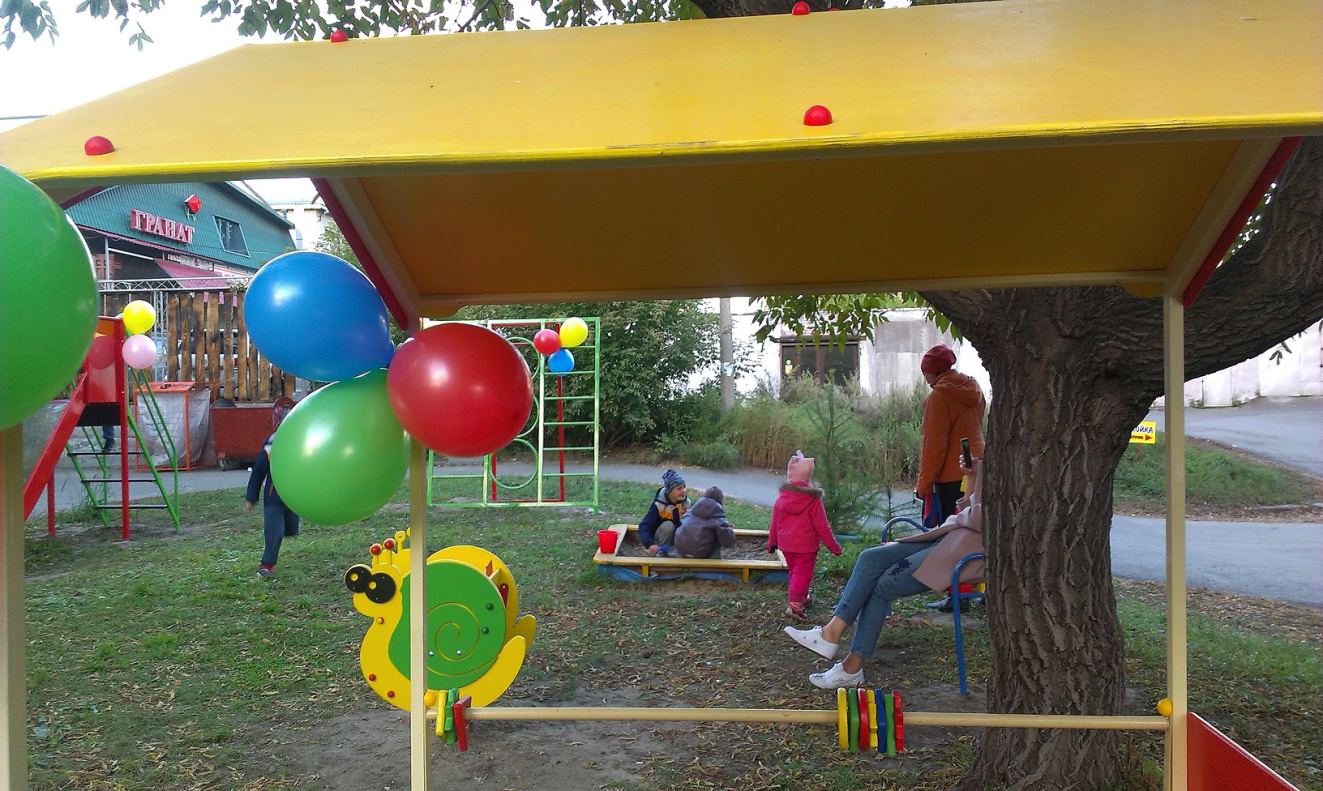 В Центральном районе открылась новая детская площадка