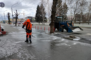 Автодорстрой проводит работы по устранению последствий непогоды в Барнауле