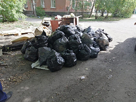 Волонтеры навели порядок на территории зеленой зоны по улице Петра Сухова в Барнауле