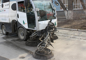 Коммунальная спецтехника очищает от пыли дороги и тротуары Барнаула