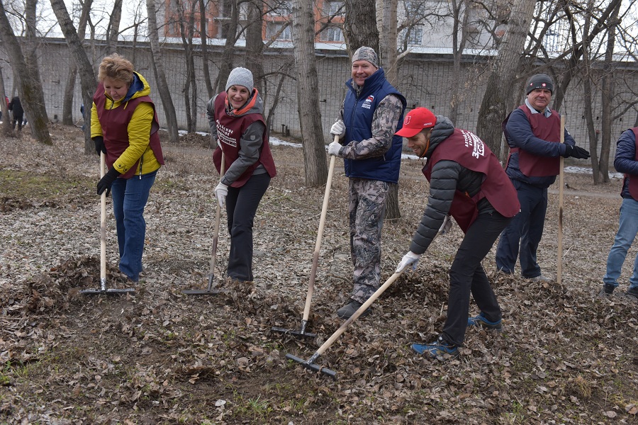 Барнаульцы навели порядок на территории парка «Изумрудный»