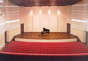 В концертном зале Алтайского музыкального колледжа начали монтировать каркас новой сцены