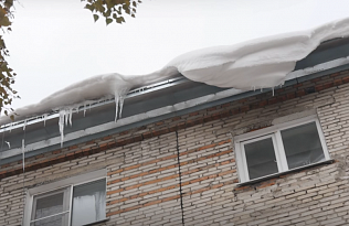 За несвоевременную очистку крыш от снега и льда организации Барнаула заплатят штрафы