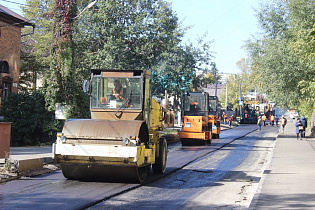 На улице Бехтерева в Барнауле уложили новый асфальт в рамках проекта «Безопасные и качественные дороги»