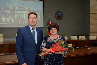 Сергей Дугин вручил награды барнаульским медикам в канун профессионального праздника