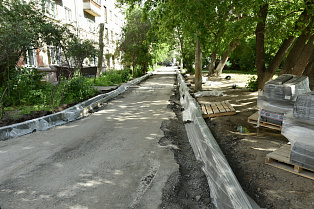 В Барнауле проверили ход работ по ремонту дворов