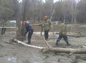 Спасатели МЧС помогают устранить последствия выхода из берегов реки Барнаулка