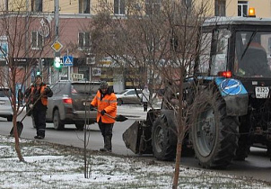 Барнаульские дорожники очищают улицы от снега