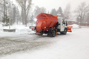 Общественные территории Барнаула обрабатывают противогололедными материалами 