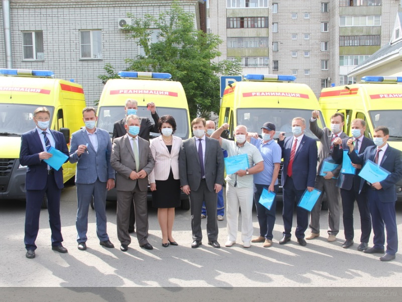 Медучреждения Алтайского края получили 17 реанимобилей