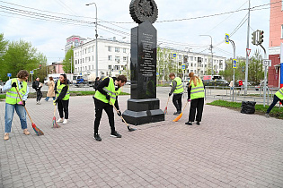 Сотрудники группы компаний «Селфстроит» провели субботник на аллее имени Алексея Скурлатова
