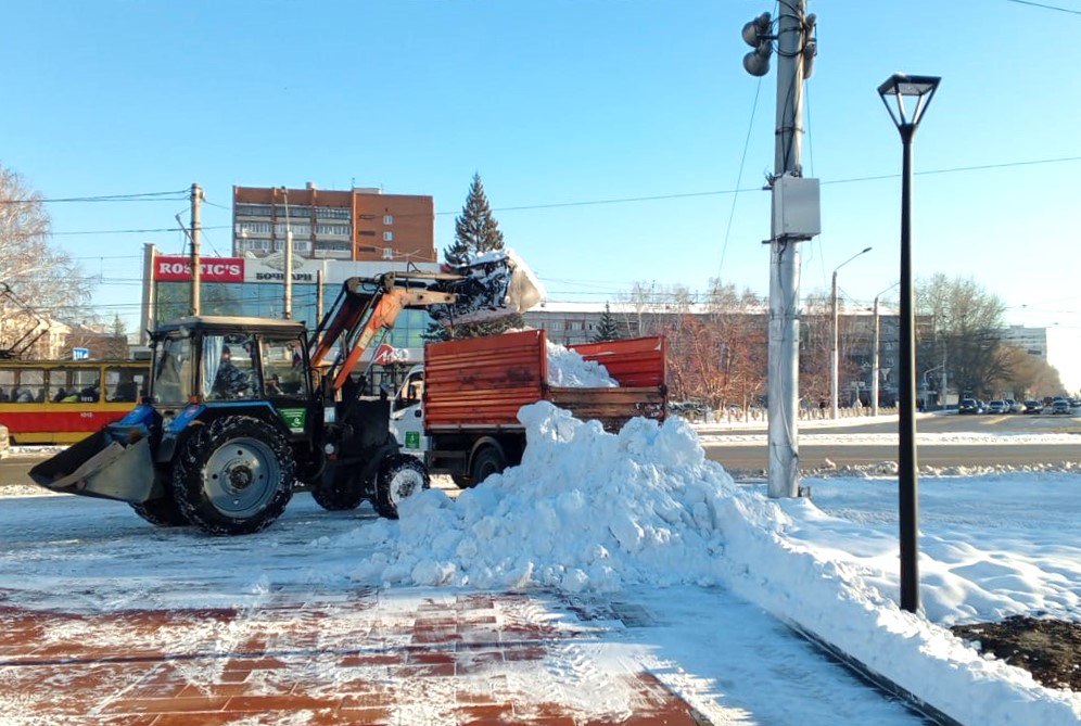 Общественные пространства Барнаула продолжают очищать от снега