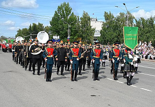 Тысячи барнаульцев пришли посмотреть плац-концерт духовых оркестров на площади Сахарова