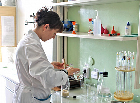 Ученые АлтГТУ разработали технологию производства безалкогольного напитка на основе зернового и плодово-ягодного сырья