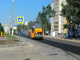 По проекту «Безопасные и качественные дороги» ремонтируют две улицы в барнаульском микрорайоне Новосиликатный