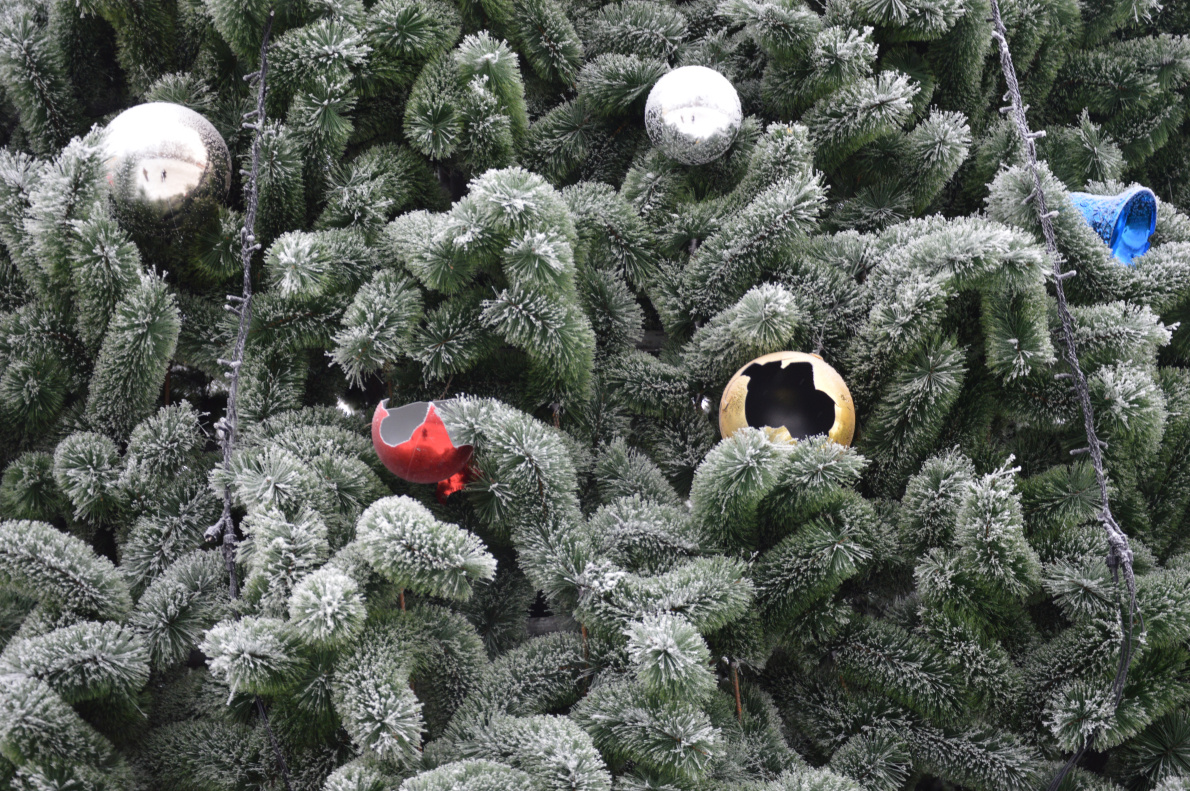 Неизвестные повредили новогодние украшения на елке
