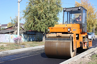 На улице Полярной в Барнауле уложили новый асфальт в рамках проекта «Безопасные и качественные дороги»