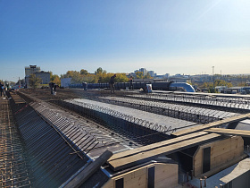 Строители армируют и бетонируют проезжую часть моста на проспекте Ленина