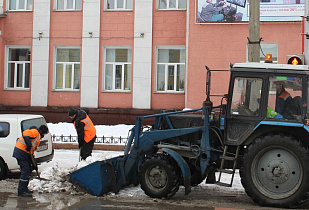 Снегоуборочная техника на дорогах Барнаула 9 ноября 