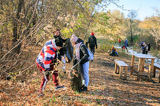 Масштабную экологическую акцию провели на безымянном озере по улице Гущина