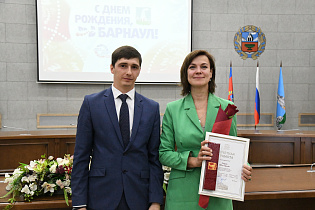 Труд барнаульцев в сфере ЖКХ и строительства отмечен наградами 