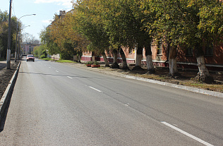 На улице Эмилии Алексеевой завершили ремонт дороги и обустраивают переходы