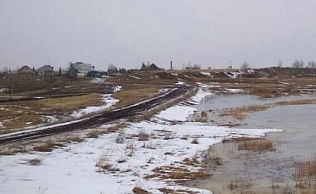 Пострадавший от паводка участок дороги во Власихе временно засыпали песчано-гравийной смесью